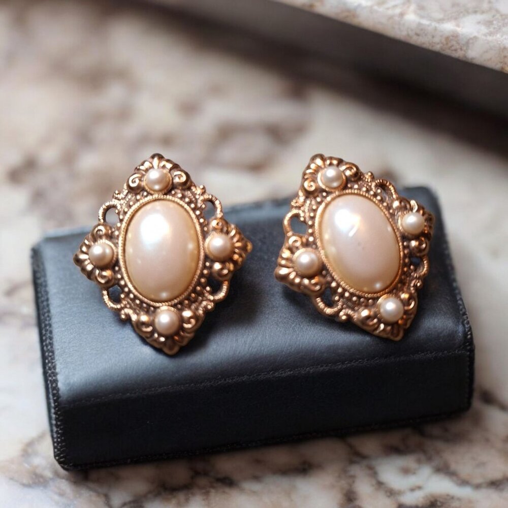 Clip On Earrings Faux Pearl Filigree‎ Design Vintage Gold Tone Classy 1 Inch